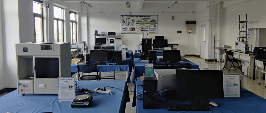 机电工程学院实验室内的计算机与工程实验仪器